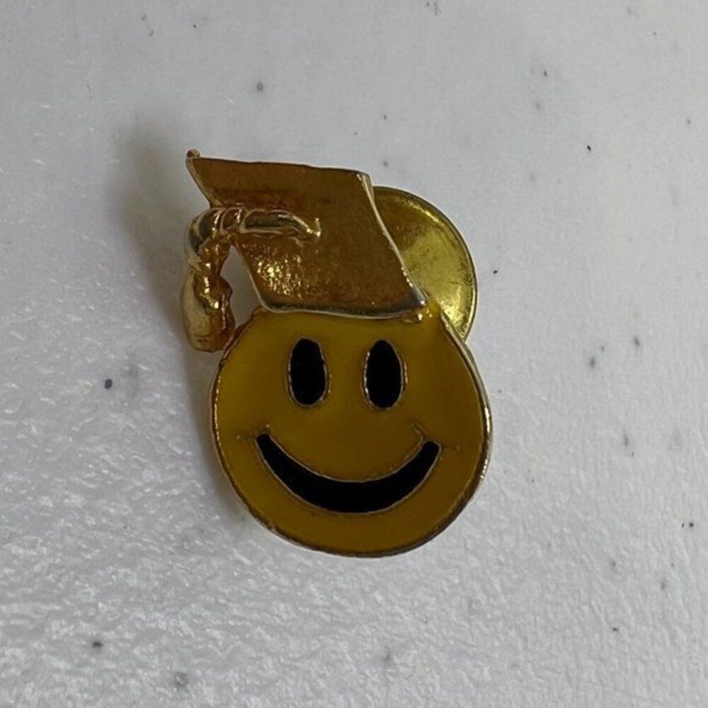 Vtg Yellow Smiley Face‎ Emoji Enamel Lapel Pin Graduation Cap Gold Tone OSC